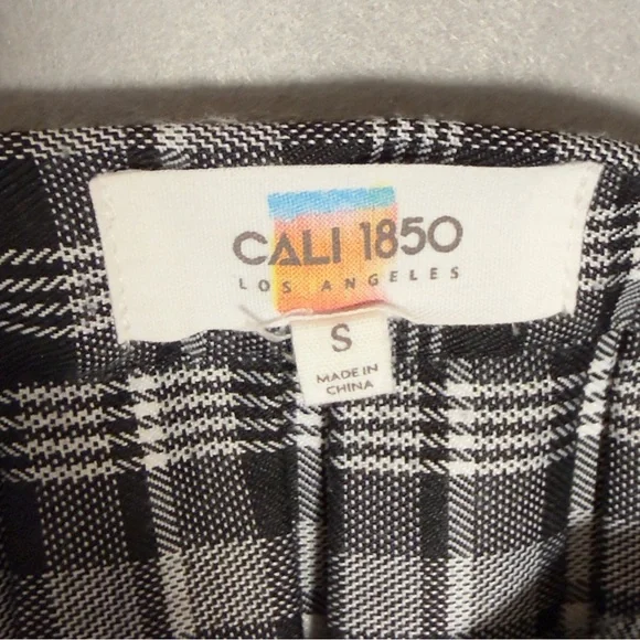 Plaid Pleated Mini Skirt in Black & Gray - Picture 3 of 10